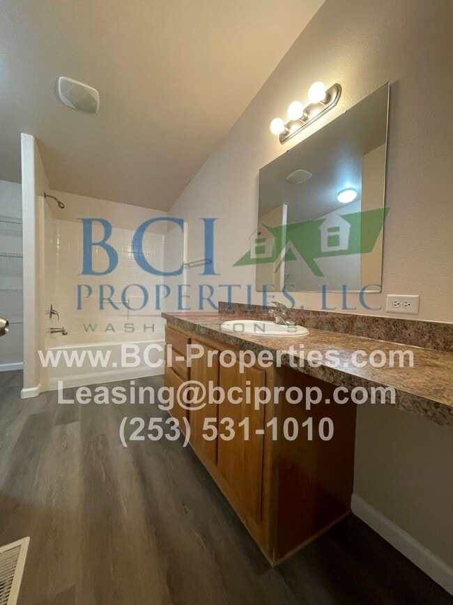 Building Photo - 3 BEDROOM, 2 BATH AVAILABLE $1795.00