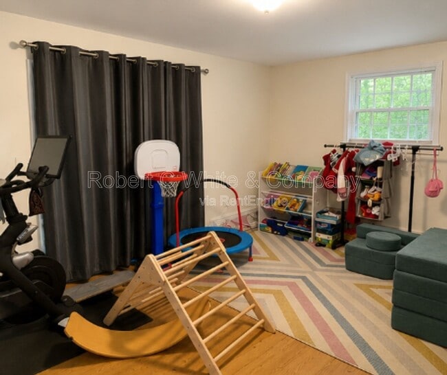 Building Photo - 331 Knob Hill Dr