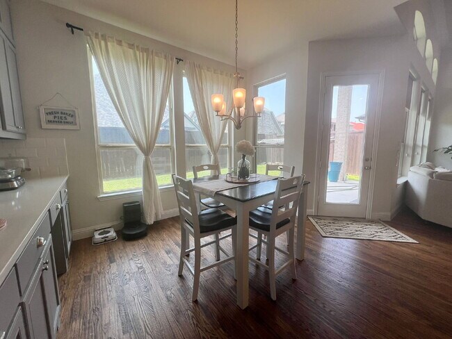 Building Photo - 5 Bed | 5 Bath | 3-Car Garage | 4,054 Sq f...
