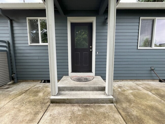 Building Photo - Charming SE Bungalow 3 Bed 2 Bathroom with Washer & Dryer