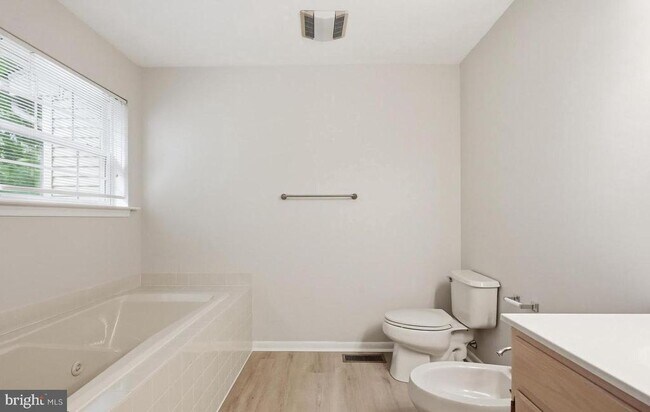 Building Photo - 362 Hamilton Dr