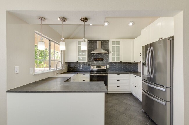 Building Photo - FABULOUS REMODELED HOME WITH POOL!