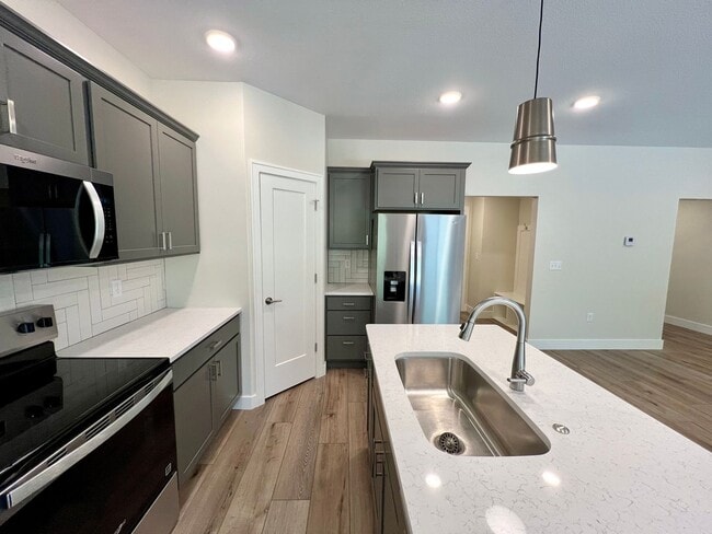 Building Photo - Newly built 3-bedroom duplex in Irvine Acres!