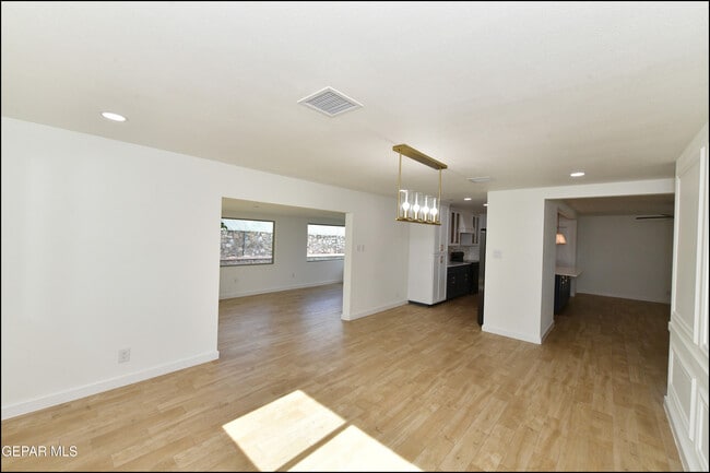 Building Photo - 3217 Wedgewood Dr