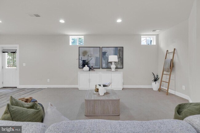 Building Photo - 42706 Chisholm Dr
