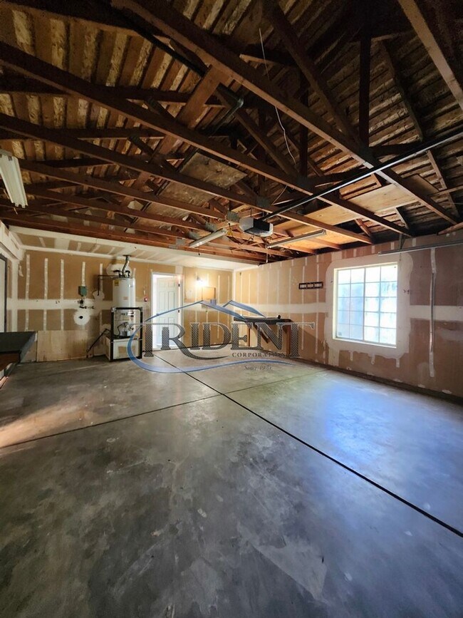 Building Photo - 3 bedroom, 2 bath house