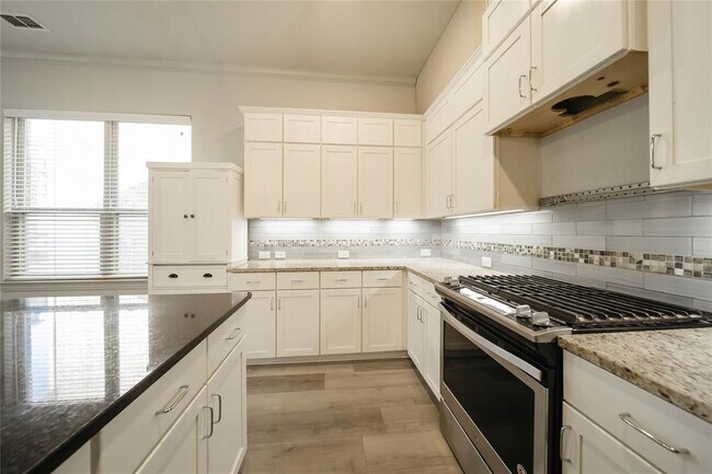Building Photo - 2745 Troutt Dr