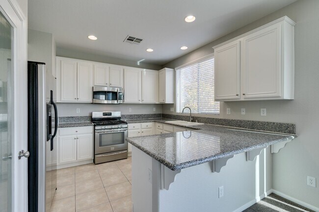 Building Photo - 3 bedroom + Den! Ready for immediate move ...