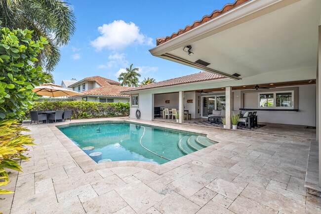 Building Photo - 2471 NE 46th St