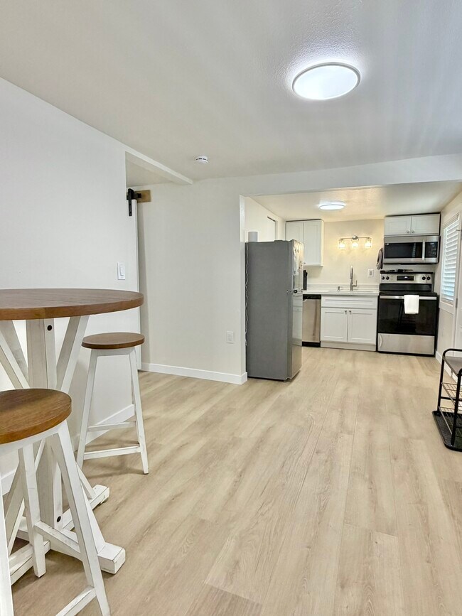 Building Photo - 506 Studio Unit