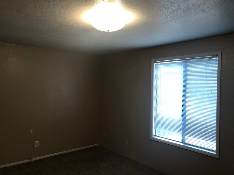 Building Photo - 140 NW Robert St