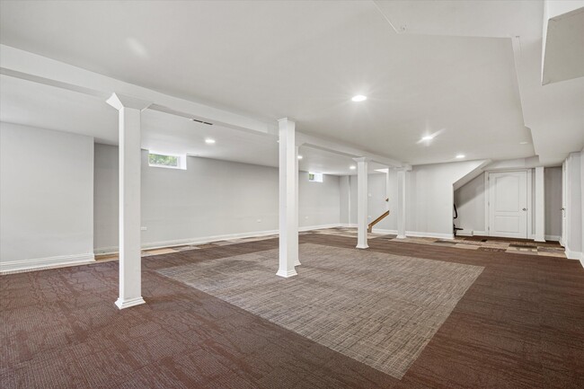Building Photo - 598 Lake Shore Rd