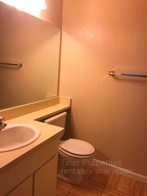 Building Photo - Natomas 2 Bedroom Condominium in Gated Com...
