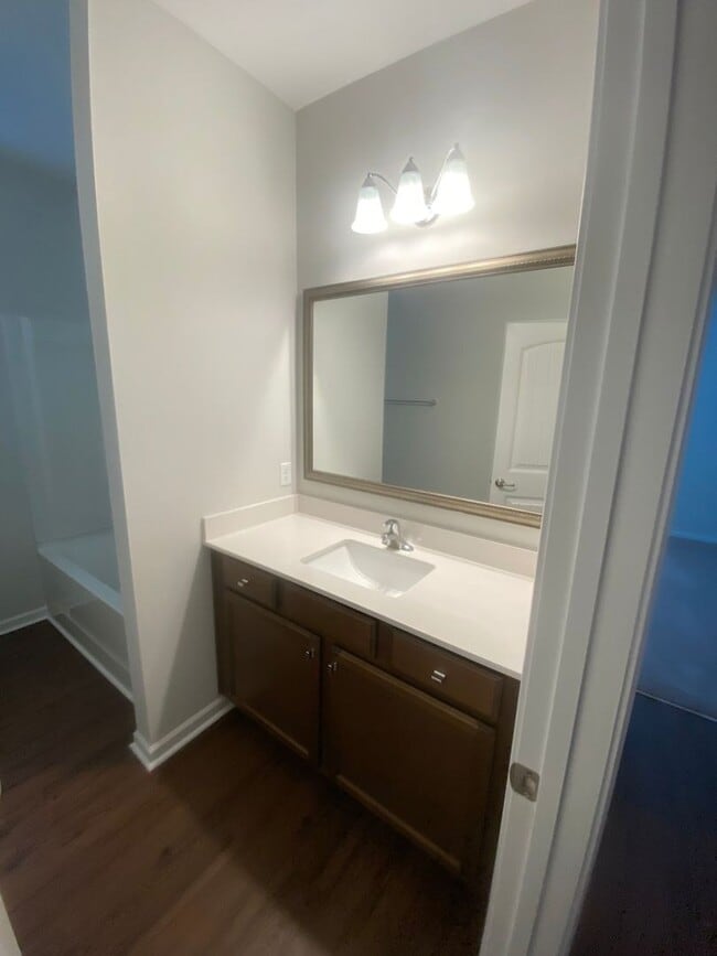 Building Photo - Spacious 4 Bedroom - great location