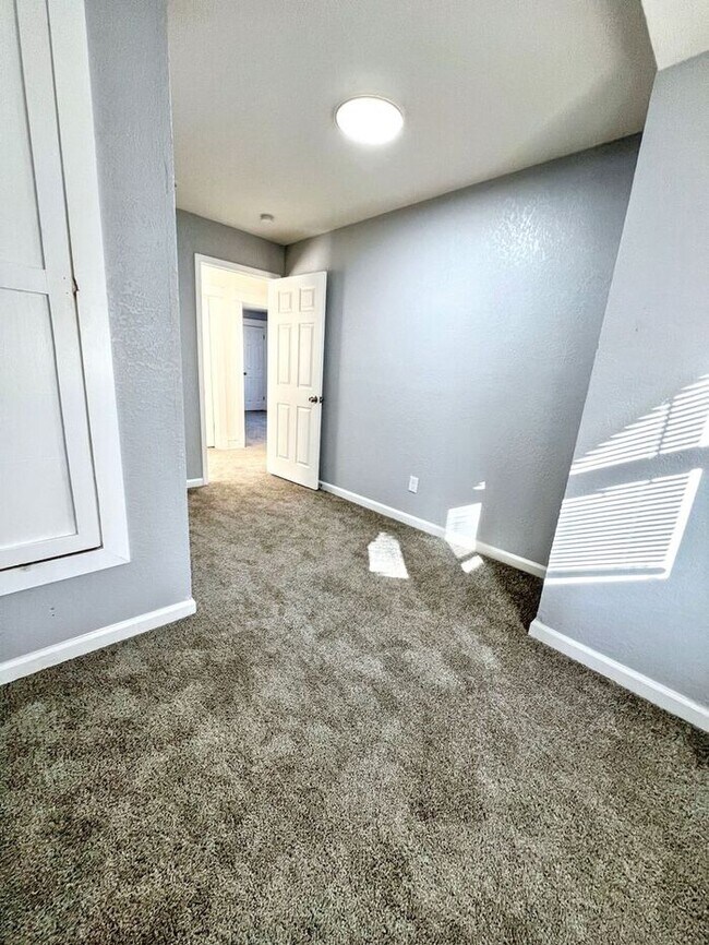 Building Photo - Spacious & Charming 5-Bedroom Home with Mo...