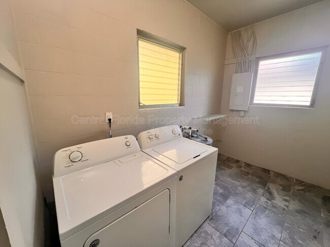 Building Photo - 2011 Howard Dr