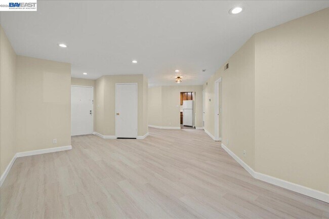 Building Photo - 999 W Evelyn Ave