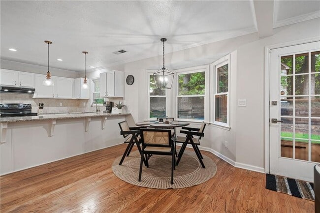 Building Photo - 10965 Pinehigh Dr