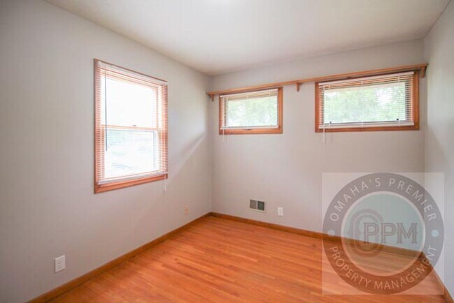 Building Photo - 3 Bedroom 1.5 Bathroom Home Located Minutes from Westroads Mall