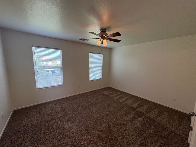 Building Photo - Beautiful home Ready to move in.