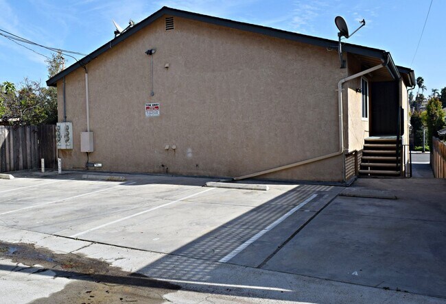 Building Photo - Upstairs 2BR/1BA North Park Apt with Assigned Parking and Laundry On-Site!