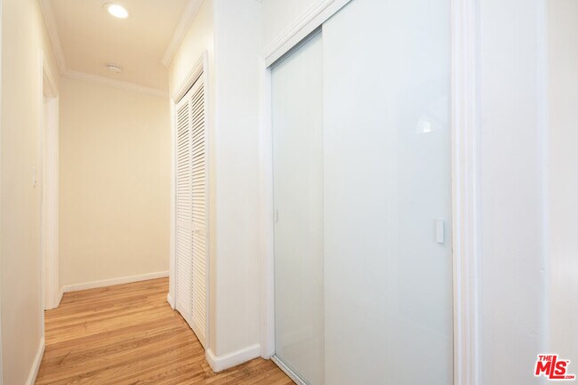 Building Photo - 4216 W Victory Blvd