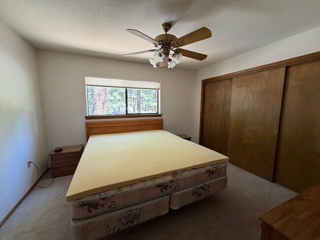 Building Photo - 4 Bed, 2 Bath Home on Large Corner Lot Near the Y