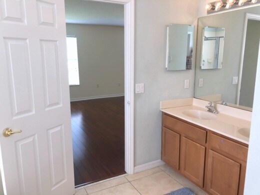 Building Photo - Beautiful 4 bedroom/3 bathroom Home