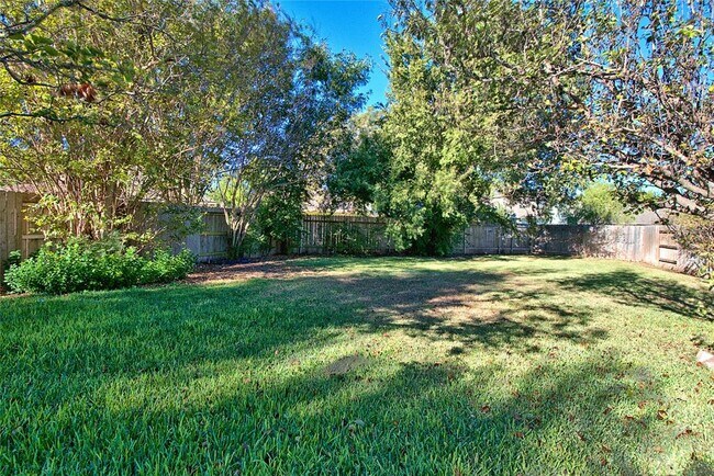 Building Photo - 120 Greenside Ln