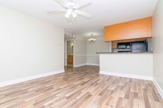 Building Photo - 2nd Floor - Recently Upgraded and Remodeled -1 Bedroom 1 Bath for Lease in Brandon, FL