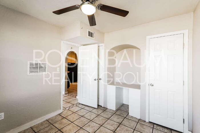 Building Photo - 302 W Flores St