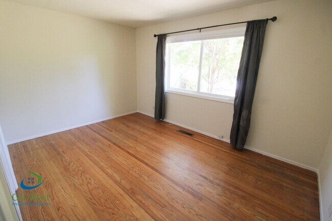 Building Photo - $4895 - Large beautiful 3/2 Home located i...