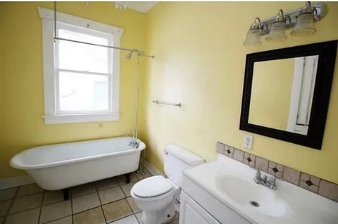 Building Photo - 445 College St