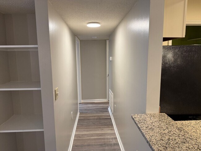 Building Photo - Inviting 1-Bedroom Condo with Natural Light!