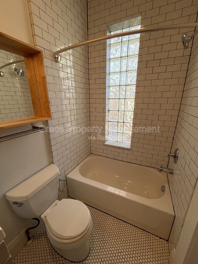 Building Photo - 220 Sherman St