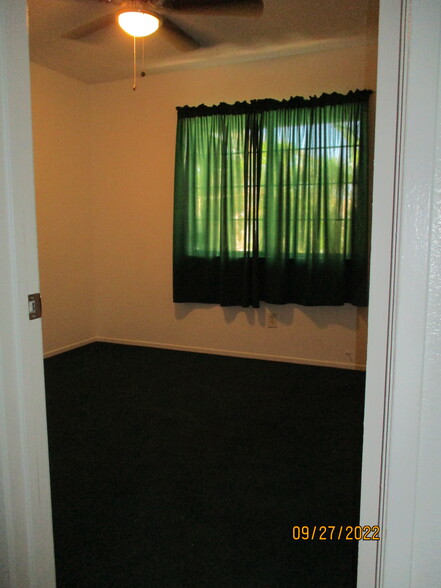 Room 1 - 1118 Creekwood Ct