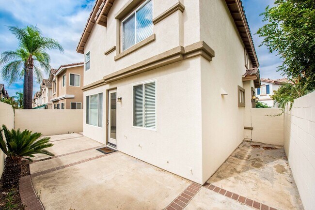 Building Photo - Make this your home