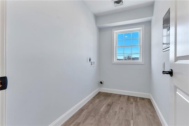 Building Photo - 10 Anthony Ave