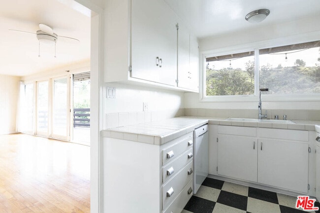 Building Photo - 2470 Zorada Dr