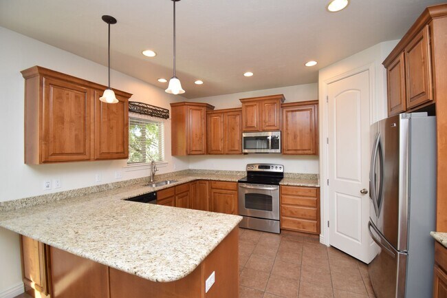 Building Photo - Beautiful 6 Bedroom Home in Riverton!