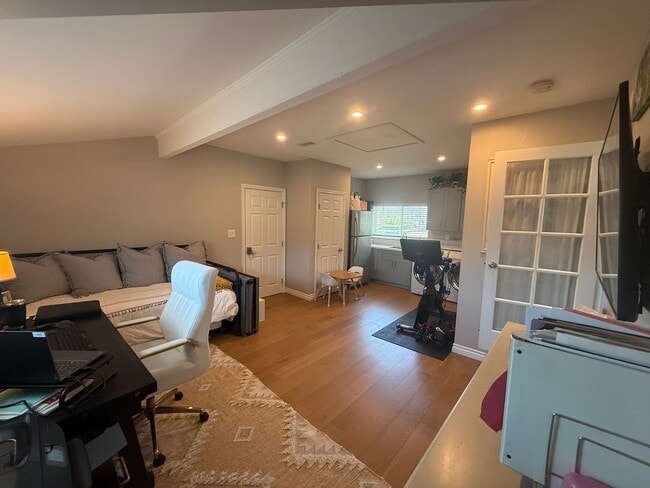 Building Photo - Beautiful, Remodeled 4 Bed, 2.5 Bath in th...