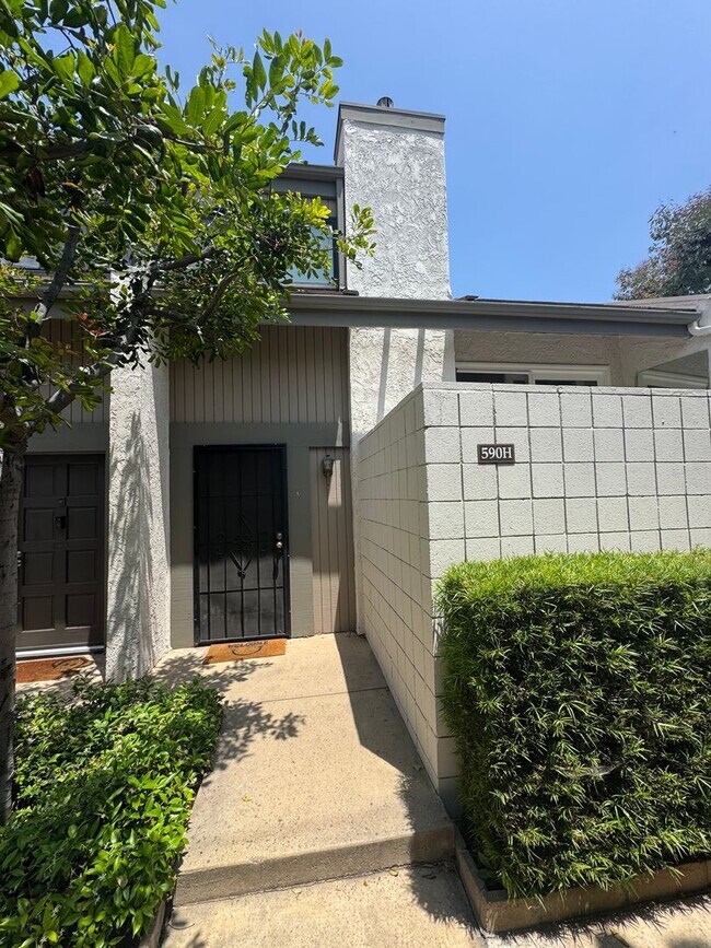 Building Photo - 590 W Huntington Dr