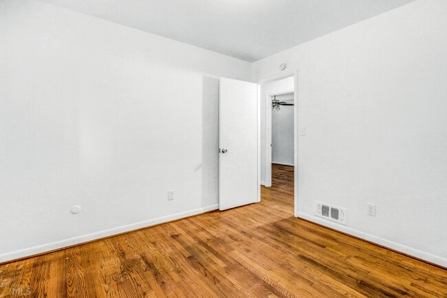 Building Photo - 2537 Bonnybrook Dr SW