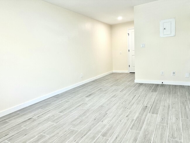 Building Photo - 2771 Riverside Dr
