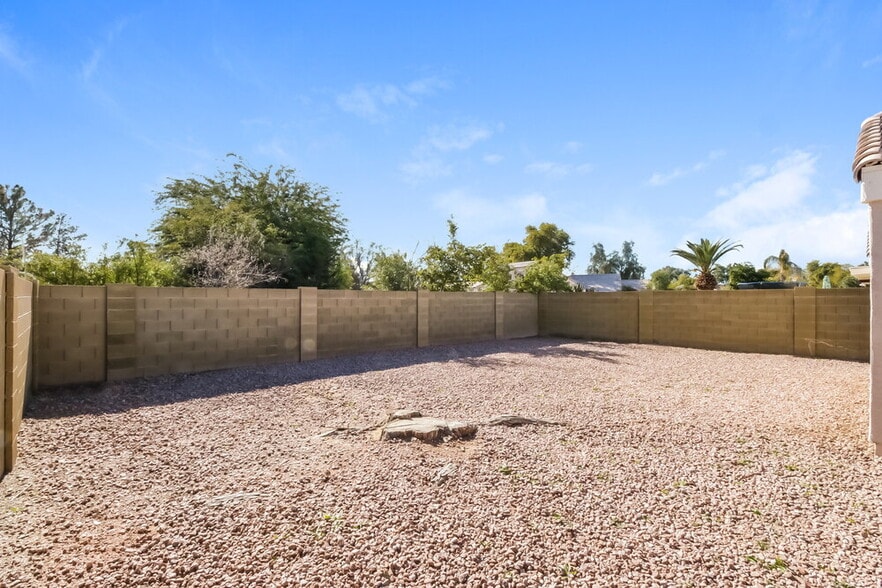 Building Photo - 851 E Boston St