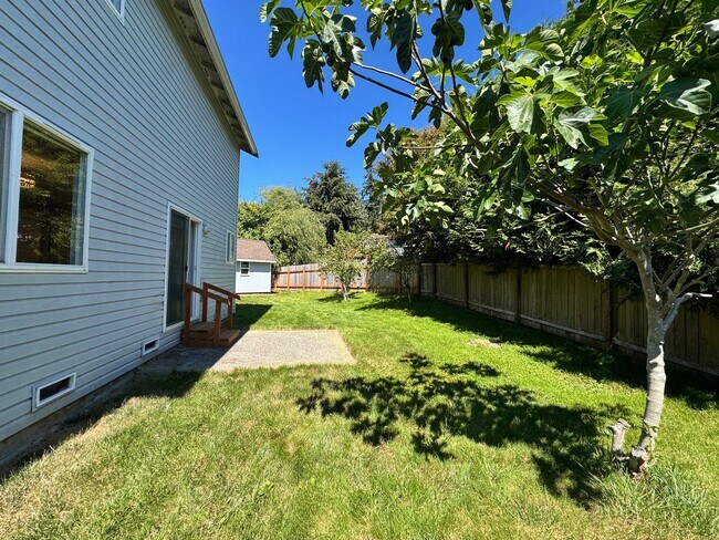 Building Photo - Fully updated 3 bed/2.5 bath home