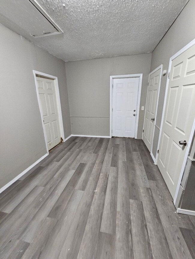 Building Photo - 4 Bedroom House Available