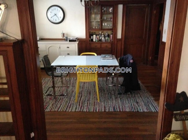 Building Photo - 12 Lake St