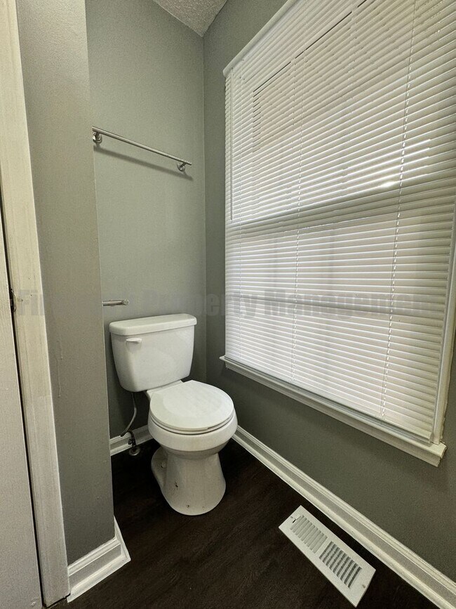 Building Photo - Newly Renovated 4 Bedroom 2 Bathroom