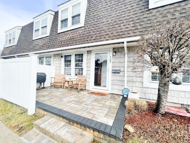 Primary Photo - 127 Whalers Cove Dr